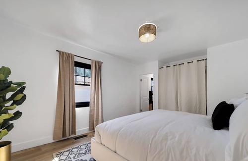 Beverly Grove Cottage | Central Cottage with Court Yard and Guest House