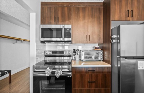 Downtown Calgary Apartment | Central DT » Secure Parking » Gym » Court » Sauna