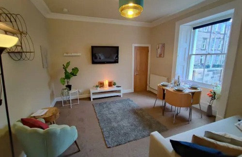 West End Apartment | Central Edinburgh Private Garden With Parking