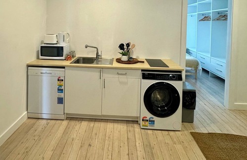 Haberfield Apartment | Central Haberfield Village 5* eateries. Pet/family friendly. Free park.