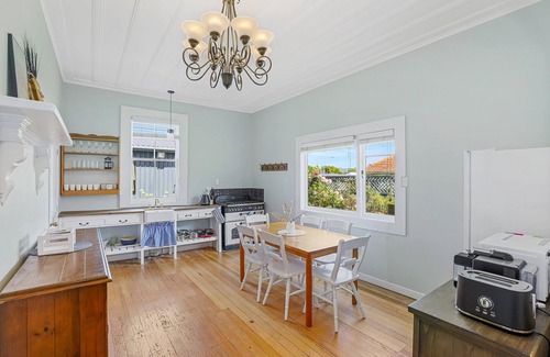 Rotorua Villa | Central Inn - 3 Bedroom Villa plus 1 Bedroom Cottage | Sleeps 8