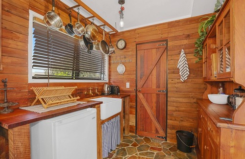 Rotorua Villa | Central Inn - 3 Bedroom Villa plus 1 Bedroom Cottage | Sleeps 8