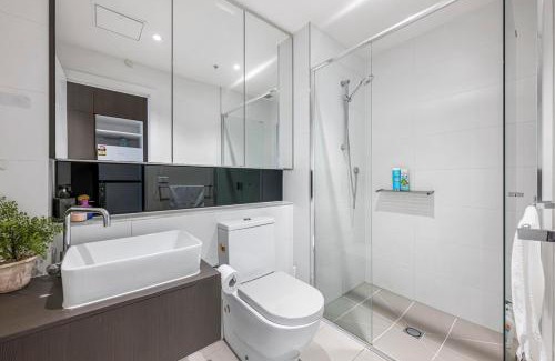 Kew Apartment | Central Kew Retreat Steps to CBD Transport Shops