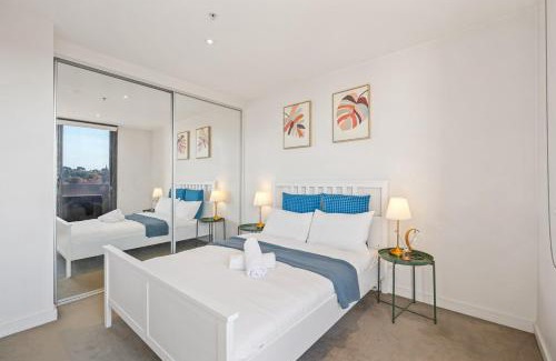 Kew Apartment | Central Kew Retreat Steps to CBD Transport Shops