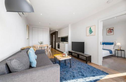 Kew Apartment | Central Kew Retreat Steps to CBD Transport Shops