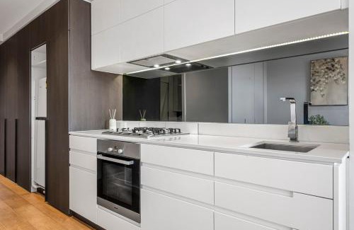 Kew Apartment | Central Kew Retreat Steps to CBD Transport Shops