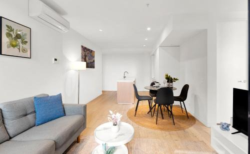 Melbourne Central Business District Apartment | Central Location CBD Escape - Stunning Views, Pool and Gym Access