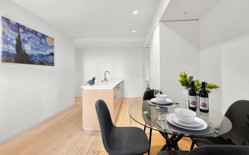 Melbourne Central Business District Apartment | Central Location CBD Escape - Stunning Views, Pool and Gym Access