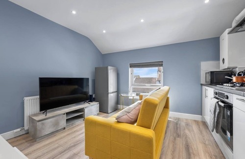 Bedford Apartment | Central Location I King Size Bed | Work stays
