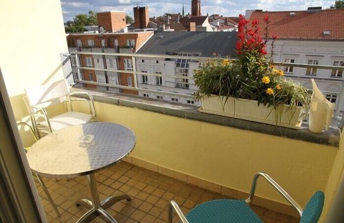 Tiergarten Condo | Central location in the city/directly on 2 subway lines/phone/WLAN/garage