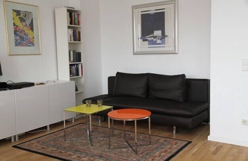 Tiergarten Condo | Central location in the city/directly on 2 subway lines/phone/WLAN/garage