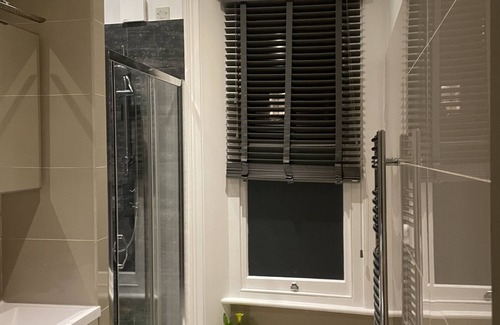 St. Helen's Apartment | Central London-2 mins from train station