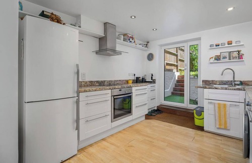 Walworth House | Central London oasis: Large 4BR house w garden next to Kennington Park