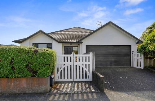 Lower Hutt Villa | Central Lower Hutt Gem - Steps to Queensgate & Station