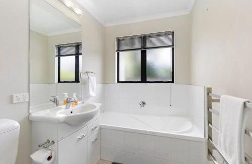Lower Hutt Villa | Central Lower Hutt Gem - Steps to Queensgate & Station