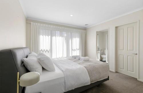 Lower Hutt Villa | Central Lower Hutt Gem - Steps to Queensgate & Station