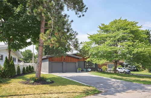 Alta Vista House | Central Modern Retreat Ideal for Families & Groups! Sleeps 7, Pet Friendly
