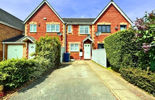 Stafford House | Central Peaceful Home with Parking, Wi-Fi & Garden