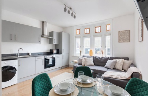 East Putney Apartment | Central Putney/London 2-Bed | Walk to Tube & River | 3 TV's & FAST WiFi
