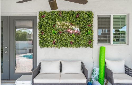 Evergreen Apartment | Central Tempe Gem Mural Art Garage Near Freeway