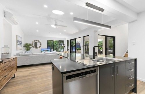 Noosaville House | Central Tropical Oasis with Pool