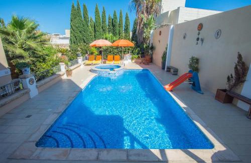 Lija Apartment | Central villa flatlet with pool - free parking and WiFi
