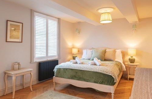 Whitchurch Apartment | Central Whitchurch - Lowcross House Guest Bedroom 3