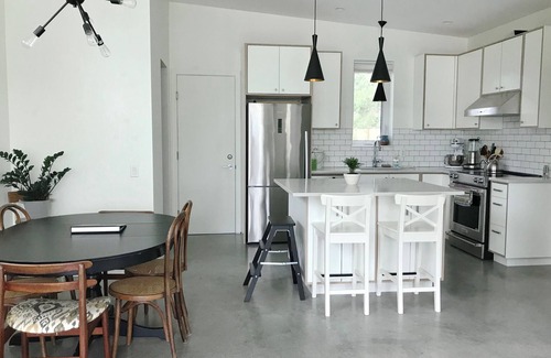 Saanich West Apartment | Centrally Located 2-Bedroom Suite in Strawberry Vale