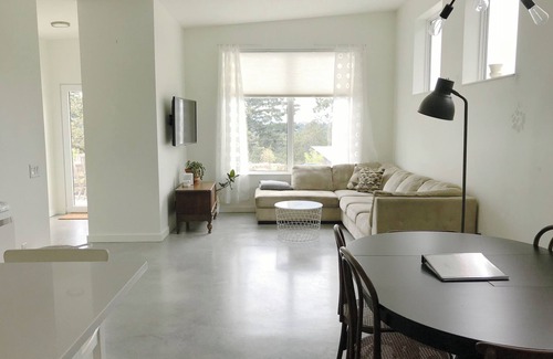 Saanich West Apartment | Centrally Located 2-Bedroom Suite in Strawberry Vale