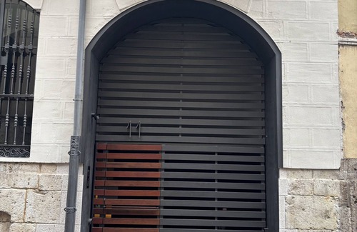 Valladolid City Centre Apartment | Centrally located apartment within walking distance of the Cathedral! Ideal for couples, with parking.