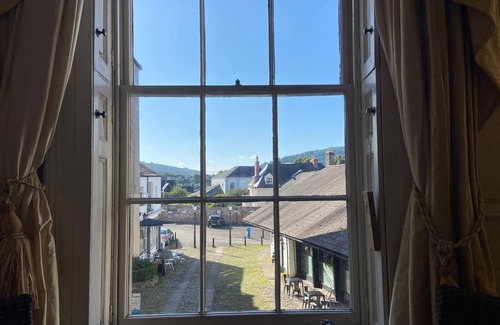 Monmouth Apartment | Centrally located apartment in Grade II listed former coaching inn with lift