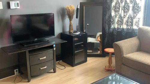 North End Apartment | Centrally Located Blue House