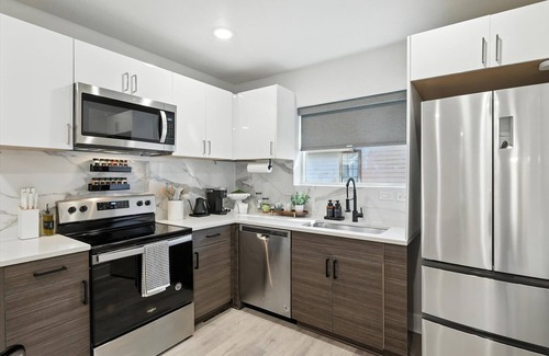 Old East Dallas Apartment | Centrally Located Cheerful 1BD/1BA Apt (Sleeps 2)