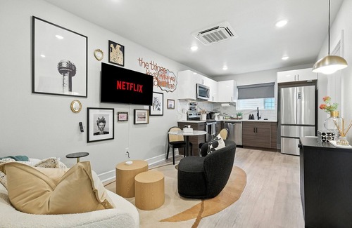 Old East Dallas Apartment | Centrally Located Cheerful 1BD/1BA Apt (Sleeps 2)