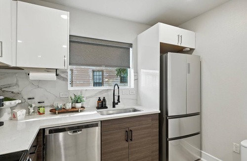 Old East Dallas Apartment | Centrally Located Cheerful 1BD/1BA Apt (Sleeps 2)