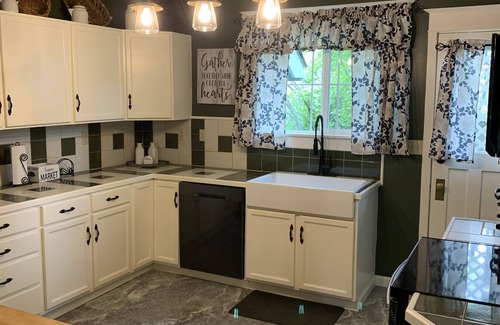 Colville House | Centrally located for all your activities!