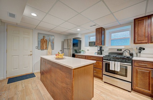 Lakewood-Balmoral Condo | Centrally Located Swedish Design Andersonville 2bd by AllSet Turnover
