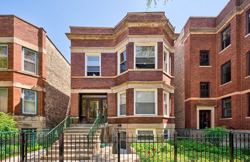 Lakewood-Balmoral Condo | Centrally Located Swedish Design Andersonville 2bd by AllSet Turnover