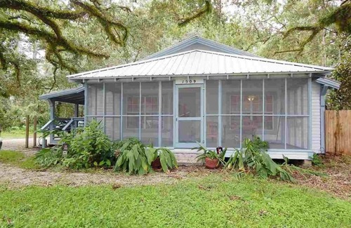 Panacea Cottage | Centrally located to fishing, biking, hiking, beaches, and seafood restaurants.