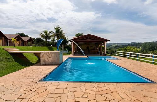 Atibaia Ski Chalet | Chácara com 4 Chalés, grande piscina e muito verde