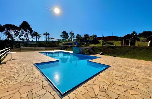Atibaia Ski Chalet | Chácara com 4 Chalés, grande piscina e muito verde