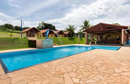 Atibaia Ski Chalet | Chácara com 4 Chalés, grande piscina e muito verde