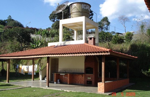 Suzano House | Chacara house with fireplace and lake on the property
