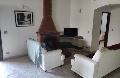 Suzano House | Chacara house with fireplace and lake on the property