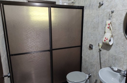 Suzano House | Chacara house with fireplace and lake on the property