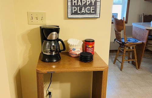 Upper Tract House | Chad’s place 4- Bedroom 2-BR home at Smoke Hole Wi-Fi -Pet Friendly- sleeps 8-10