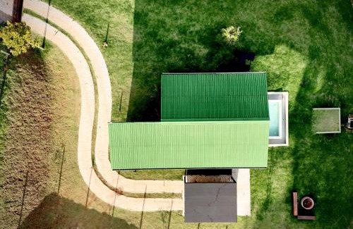 Joanopolis Ski Chalet | Chalé com borda infinita vista para represa