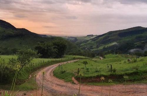 Guaratingueta Ski Chalet | Chalé com Jacuzzi e deck com vista