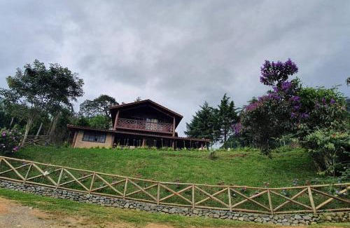 Guaratingueta Ski Chalet | Chalé com Jacuzzi e deck com vista