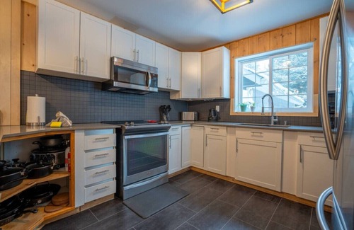 Matawinie Regional County Municipality Apartment | Chalet Synergie|Hot Tub | River & Kayaks |Sleeps 8